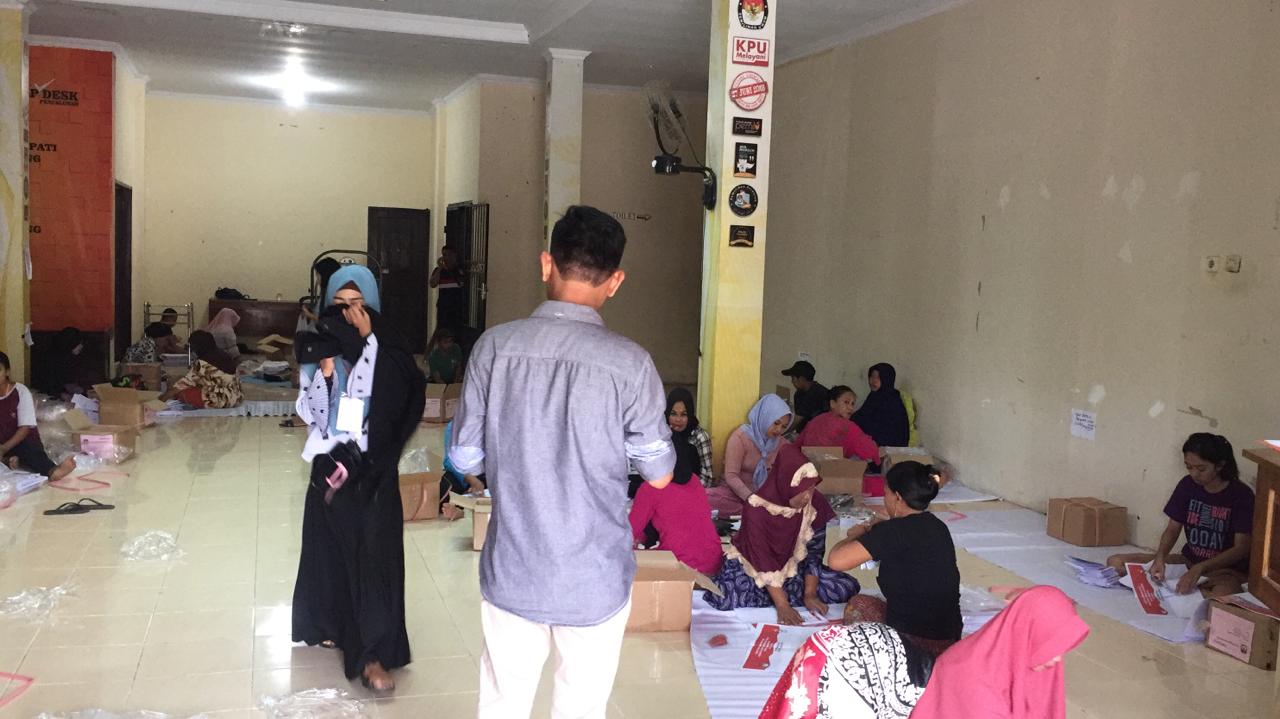 Bawaslu Kabupaten Pinrang mengawasi pelipatan surat suara