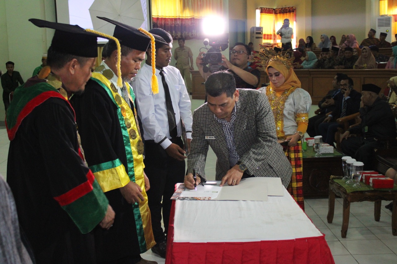 Penandatanganan MOU oleh Ketua Bawaslu Kabupaten Pinrang dengan Ketua STKIP/STIH Cokroaminoto Pinrang.