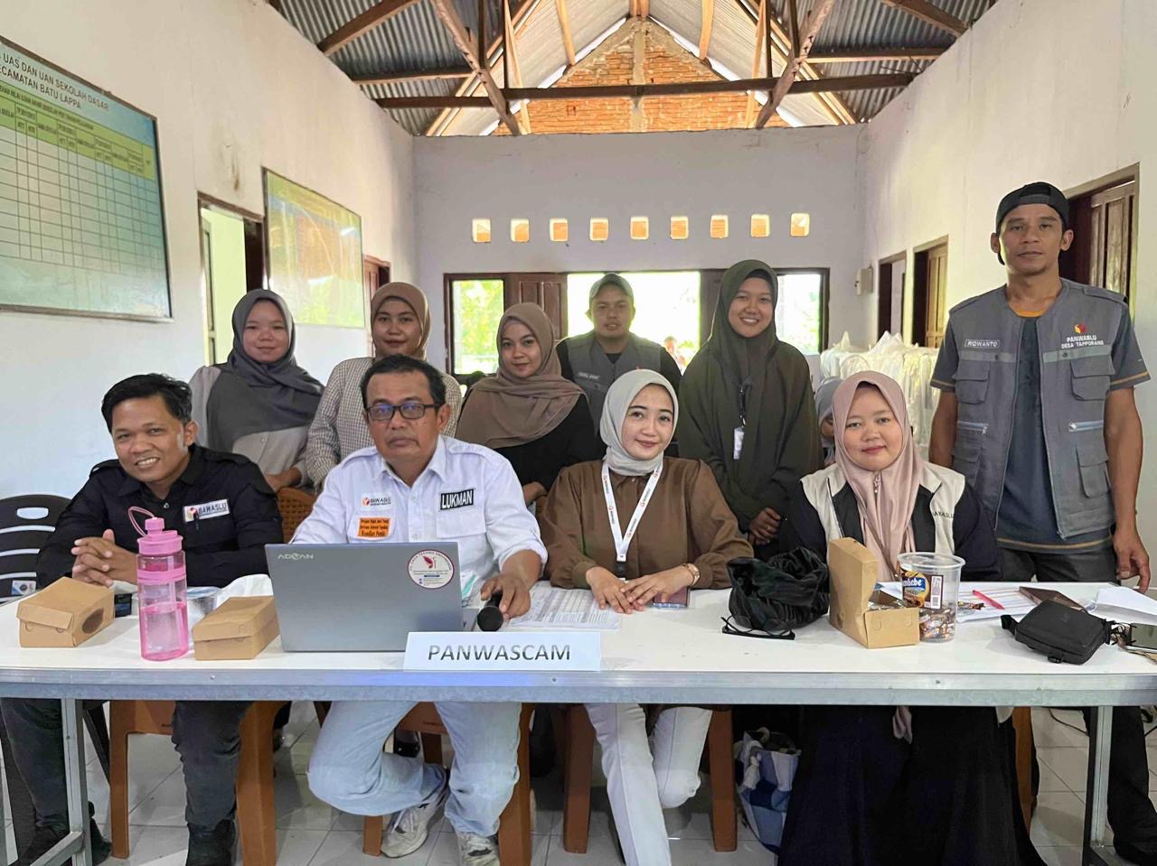 Anggota Bawaslu Pinrang melakukan pengawasan melekat pada proses rekapitulasi penghitungan suara tingkat kecamatan