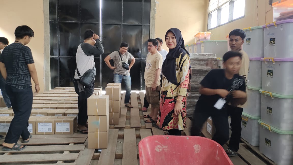 Ketua Bawaslu Pinrang saat pengawasan Logistik