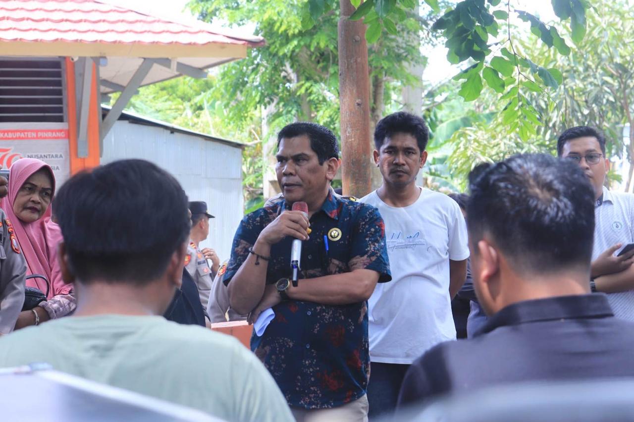 Anggota Bawaslu Pinrang dihadapan para demonstran