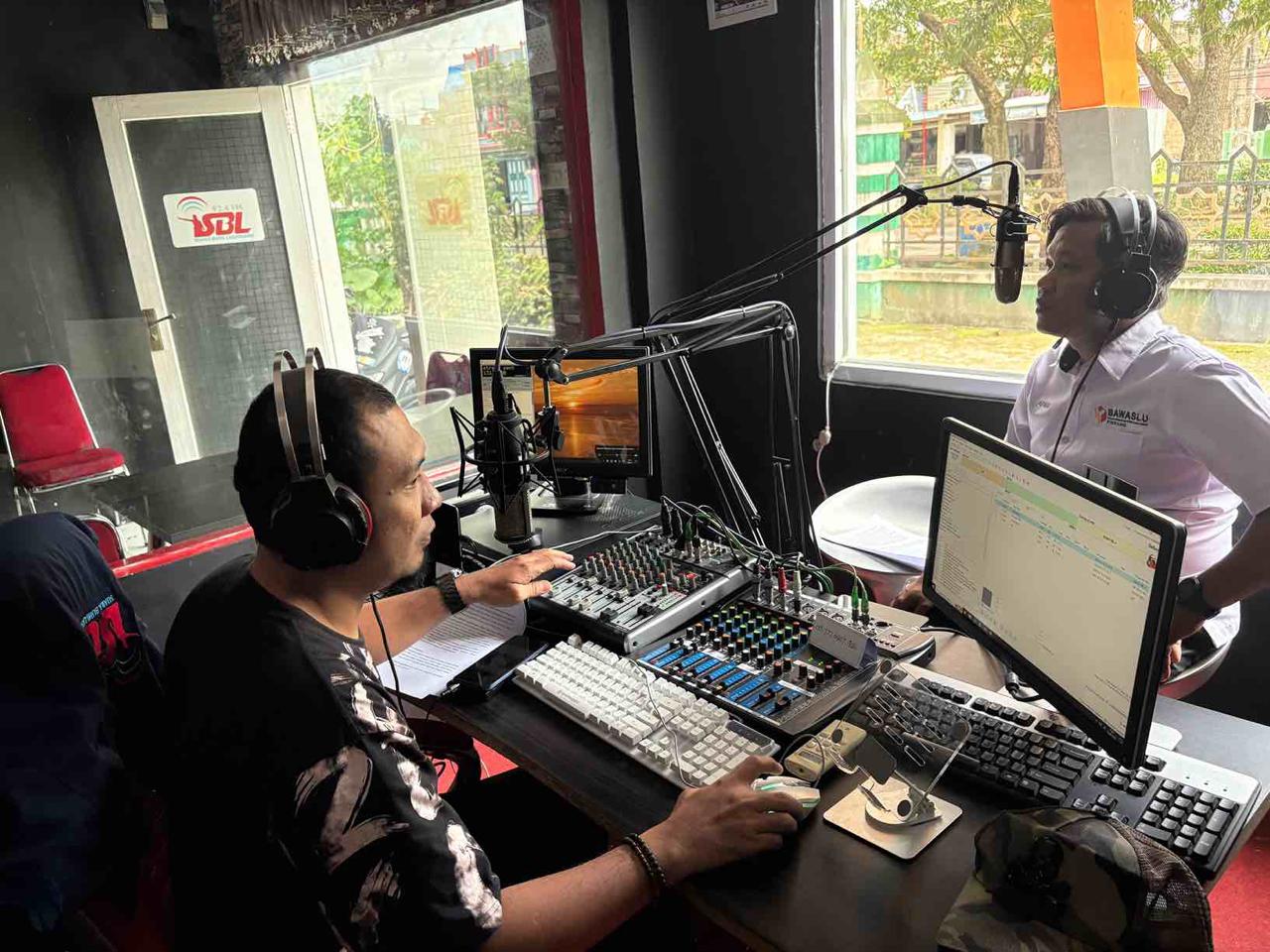 Bawaslu Pinrang Gelar Talkshow di Radio Suara Bumi Lasinrang, Sosialisasikan Arti Kehadiran Bawaslu di Tengah Masyarakat