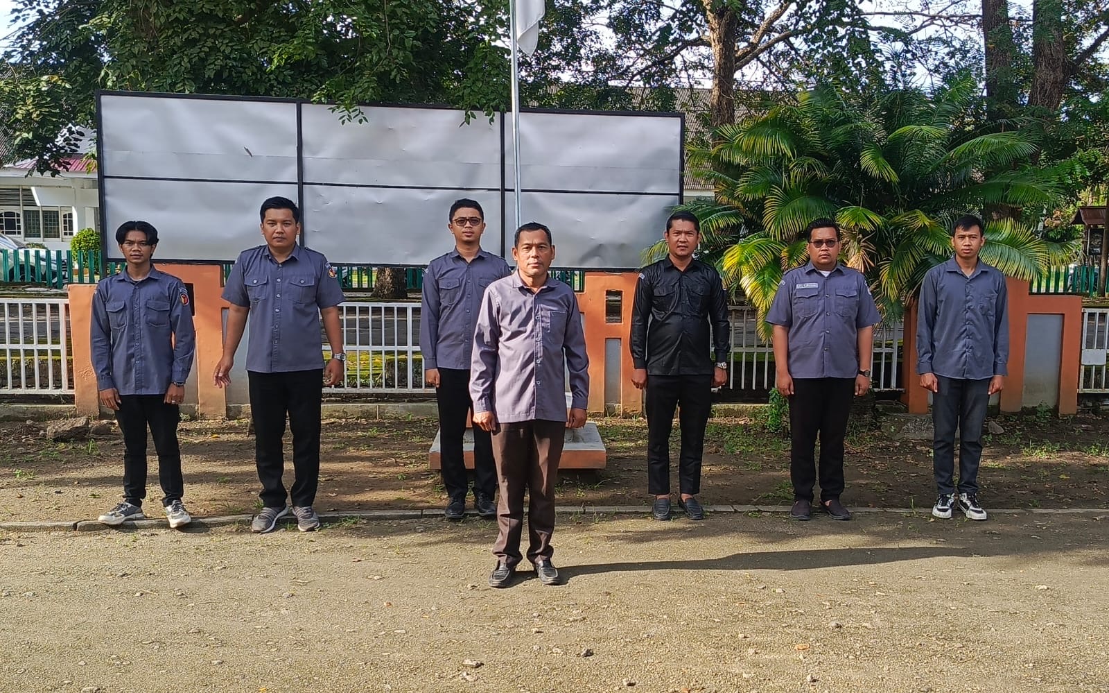 Bawaslu Pinrang Gelar Apel Rutin Setiap Hari Senin di Halaman Kantor