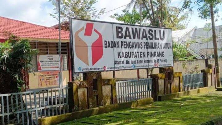Bawaslu Pinrang Gelar Kegiatan Jumat bersih