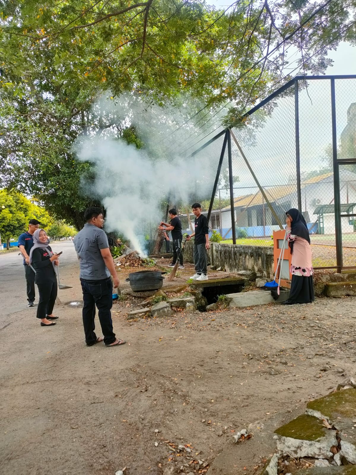 Bawaslu Pinrang Gelar Kegiatan Jumat Bersih, Dipimpin Langsung oleh Hj. Halijah