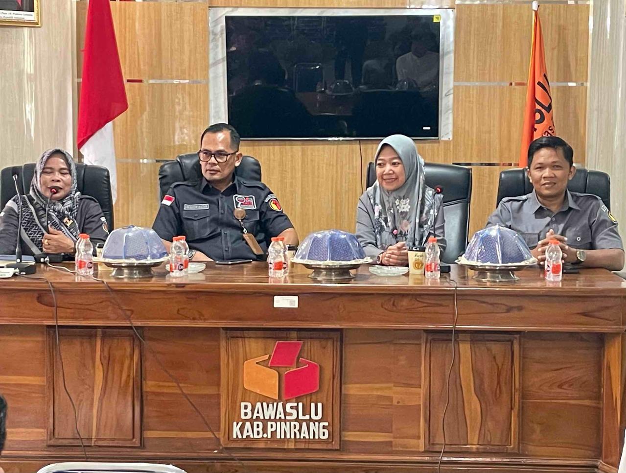 KEPALA SEKRETARIAT BAWASLU SULSEL SUPERVISI DAN MONITORING DI BAWASLU PINRANG, TEKANKAN DISIPLIN PEGAWAI