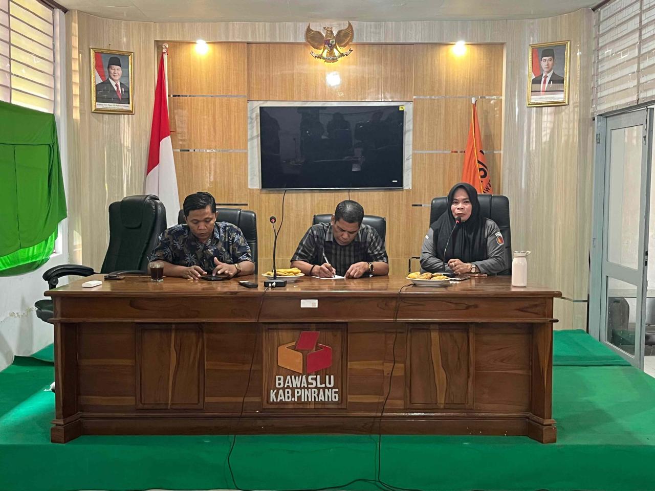 Bawaslu Pinrang Mantapkan Persiapan Sosialisasi Partisipatif Pemilih Pemula, Gelar Rapat Internal