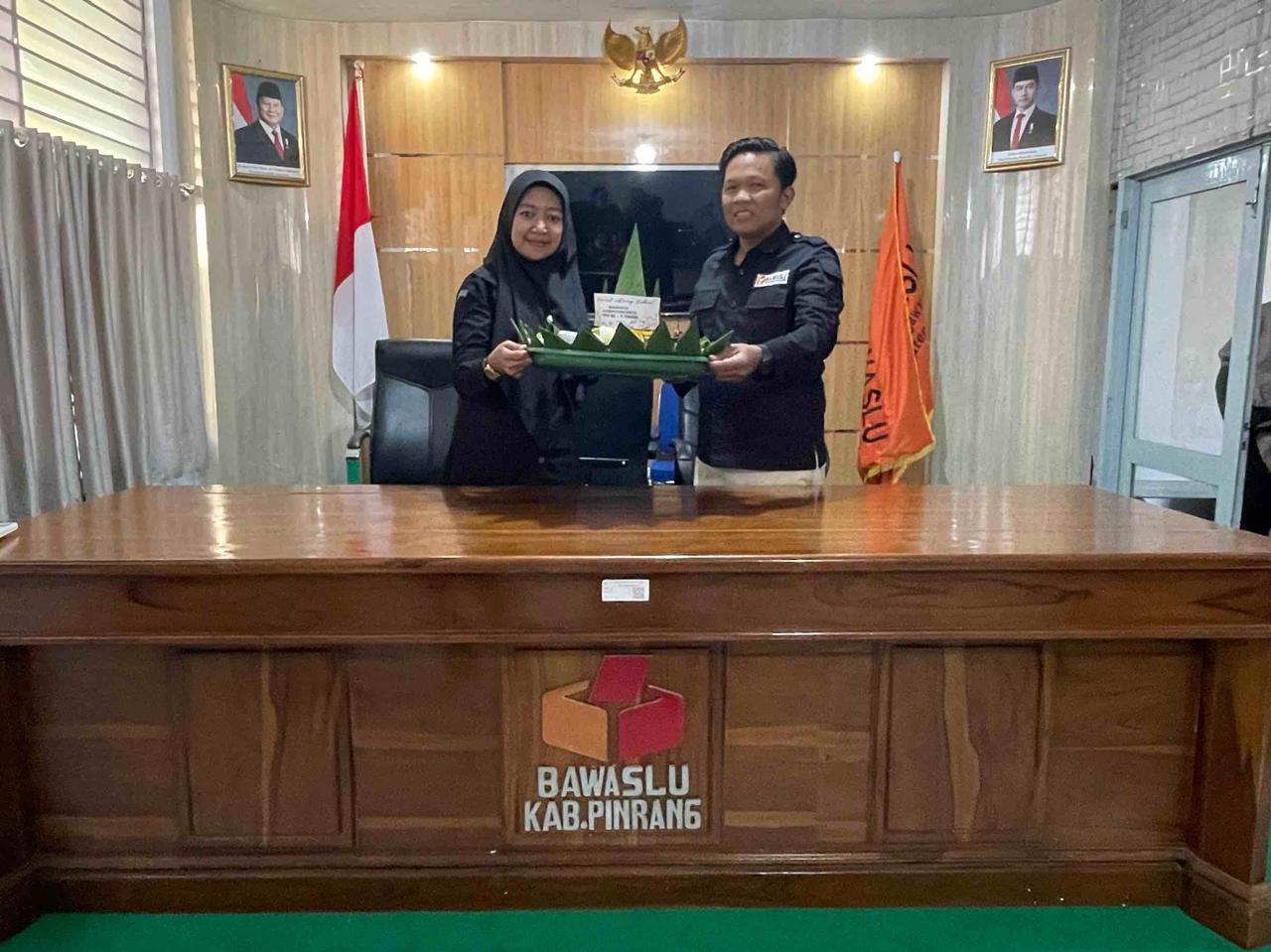Bawaslu Pinrang Rayakan HUT ke-7 dengan Pemotongan Tumpeng sebagai Tanda Syukur