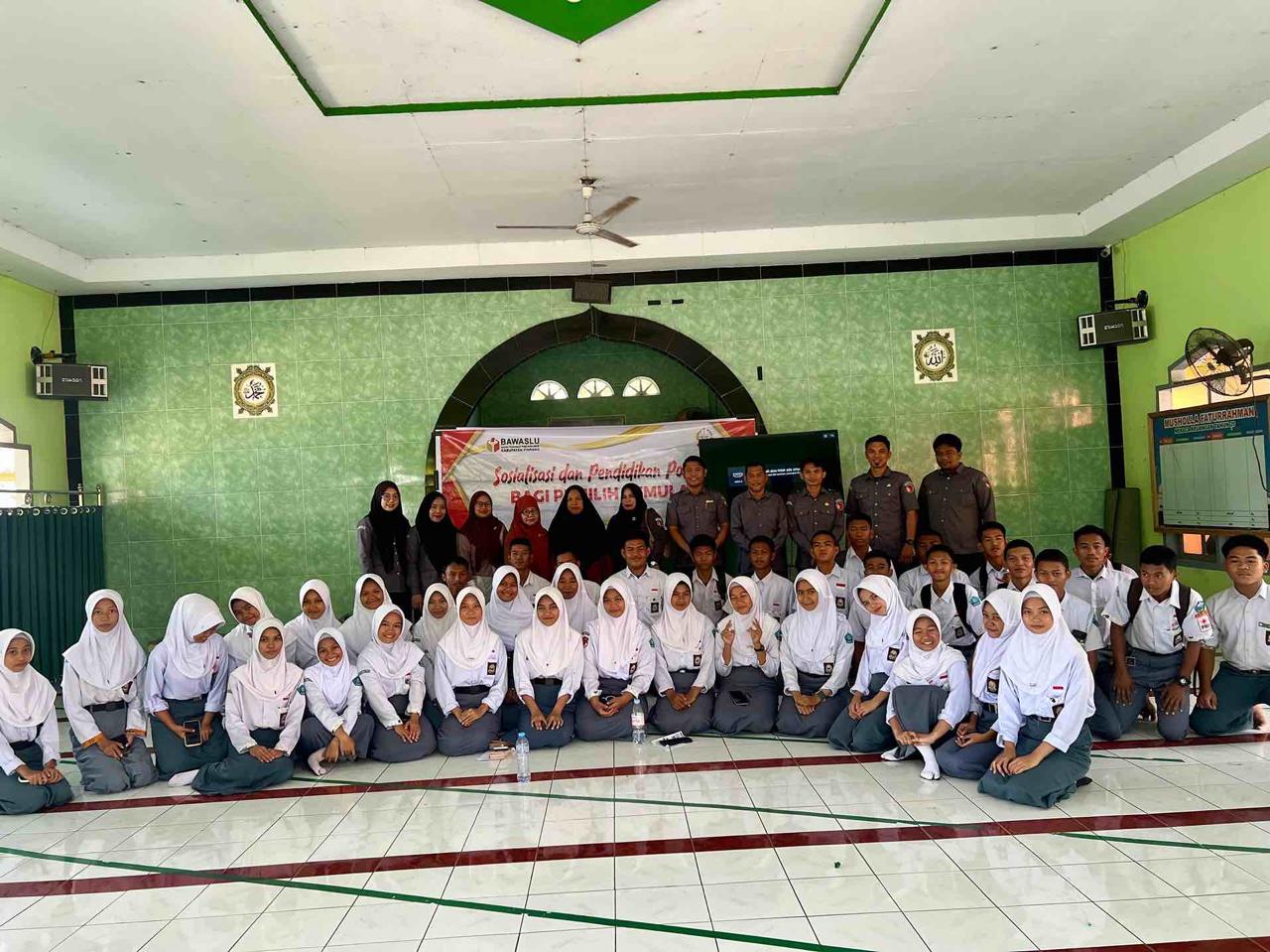 BAWASLU PINRANG LAKUKAN SOSIALISASI PEMILIH PEMULA DI SMAN 3 PINRANG