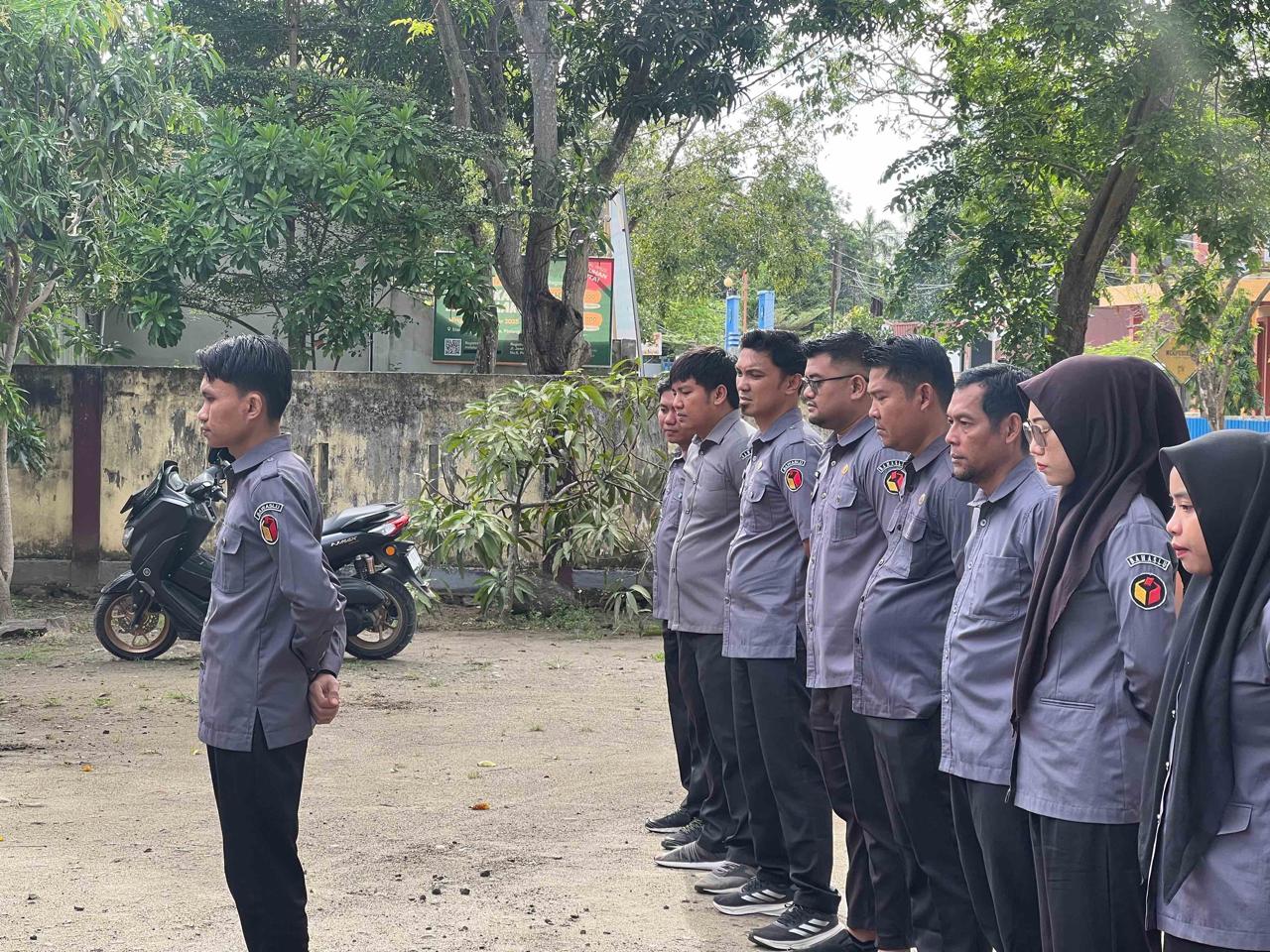 Kepala Sekretariat Bawaslu Pinrang Tekankan Kekompakan Staf Saat Menjadi Pembina Apel