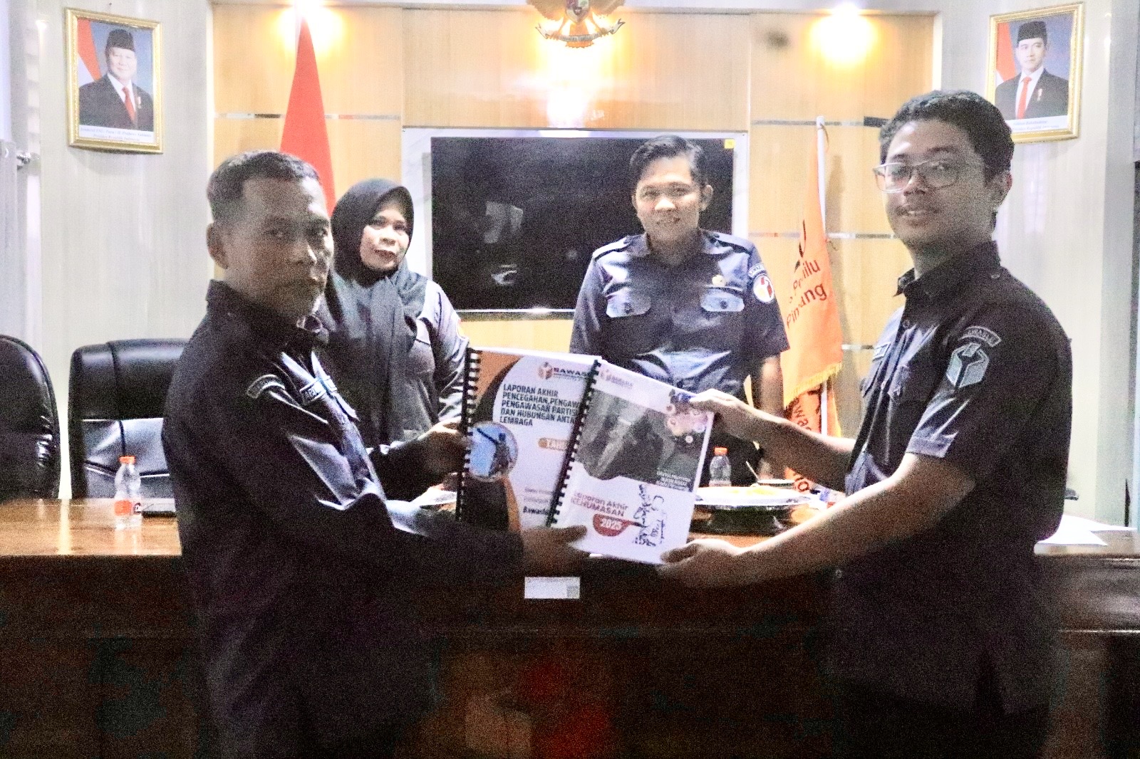 Divisi Pencegahan, Parmas, dan Humas Bawaslu Pinrang Serahkan Laporan Akhir ke Divisi SDM