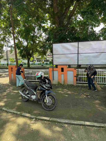 kasek pinrang membersihkan halaman kantor