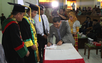 Penandatanganan MOU oleh Ketua Bawaslu Kabupaten Pinrang dengan Ketua STKIP/STIH Cokroaminoto Pinrang.