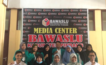 MAHASISWA IAIN DATANGI KANTOR BAWASLU PINRANG
