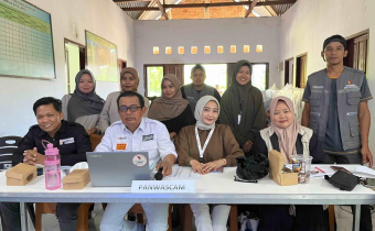 Anggota Bawaslu Pinrang melakukan pengawasan melekat pada proses rekapitulasi penghitungan suara tingkat kecamatan