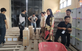 Ketua Bawaslu Pinrang saat pengawasan Logistik