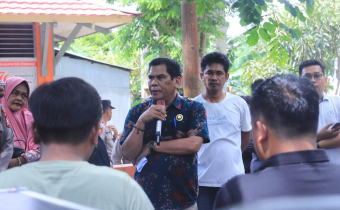 Anggota Bawaslu Pinrang dihadapan para demonstran