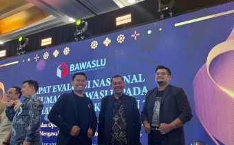 Kasubag beserta staf Humas Bawaslu Pinrang di kegiatan Rapat Evaluasi Nasional Kehumasan Bawaslu RI