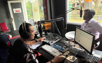 Bawaslu Pinrang Gelar Talkshow di Radio Suara Bumi Lasinrang, Sosialisasikan Arti Kehadiran Bawaslu di Tengah Masyarakat