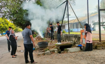 Bawaslu Pinrang Gelar Kegiatan Jumat Bersih, Dipimpin Langsung oleh Hj. Halijah