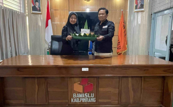 Bawaslu Pinrang Rayakan HUT ke-7 dengan Pemotongan Tumpeng sebagai Tanda Syukur