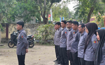 Kepala Sekretariat Bawaslu Pinrang Tekankan Kekompakan Staf Saat Menjadi Pembina Apel