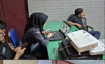 Finalisasi Laporan Akhir Tahun 2025, Staf Divisi Pencegahan dan Parmas Bawaslu Pinrang Lakukan Presentasi